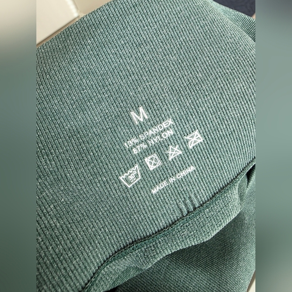 🏋‍♀️ NVGTN Forest Green Pro Seamless Shorts Medium 🏋‍♀️ - Picture 6 of 6